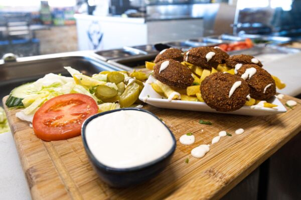 Falafeltallrik med Pommes